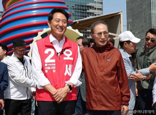 (서울=뉴스1) 박지혜 기자 = 오세훈 국민의힘 서울시장 후보가 15일 서울 청계광장에서 이명박 전 대통령을 만나 대화를 나누고 있다. 2026.5.15/뉴스1 Copyright (C) 뉴스1. All rights reserved. 무단 전재 및 재배포, AI학습 이용 금지. /사진=(서울=뉴스1) 박지혜 기자