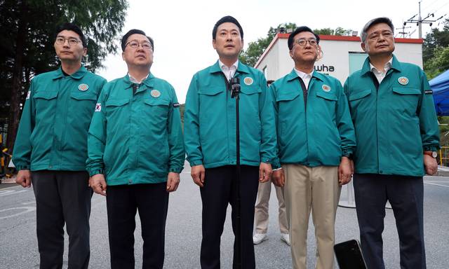 장동혁 국민의힘  상임선거대책위원장이 1일 폭발 사고가 발생한 대전 유성구 한화에어로스페이스 대전공장을 방문해 사고 현장을 살펴본 뒤 브리핑하고 있다. 연합뉴스