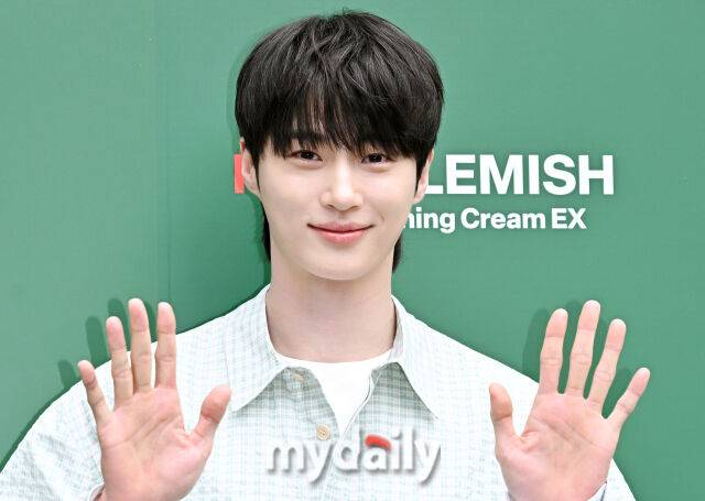 배우 변우석이 1일 오후 서울 성수동 트렌드팟 바이 올리브영N 성수에서 진행된 닥터지 진정 리페어 연구소 콘셉트 팝업 스토어 오픈 행사에 참석해 포토타임을 갖고 있다. / 송일섭 기자(andlyu@mydaily.co.kr)