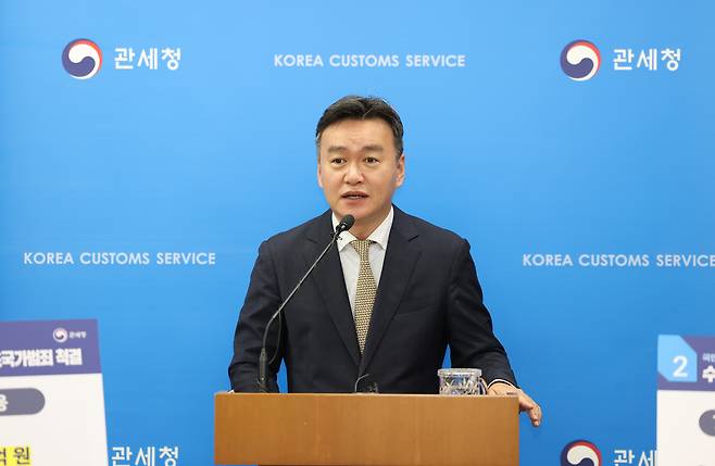 이종옥 관세청장이 1일  정부대전청사에서 국민주권정부 출범 1주년 핵심성과 발표 브리핑을 하고 있다.