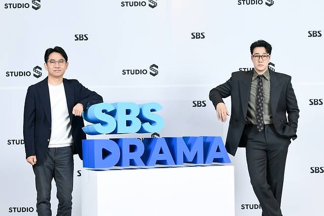 SBS 드라마 ‘김부장’을 연출한 이승영 감독과 배우 소지섭 [SBS 제공]
