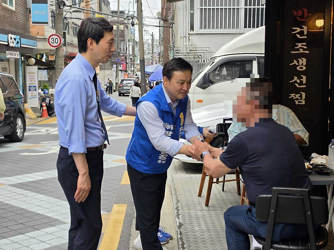 문종철 더불어민주당 광진구청장 후보가 구민들을 만나 지지를 호소하고 있다. [문종철 후보 캠프 제공]