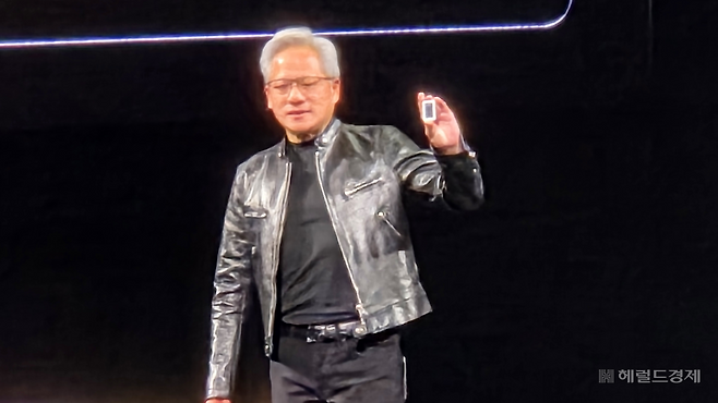 젠슨 황 엔비디아 CEO가 1일 ‘GTC 타이베이 2026’ 기조연설을 하며 AI 에이전트를 위해 설계된 최초의 CPU ‘N1 X’칩을 들어보이고 있다. 박지영 기자.