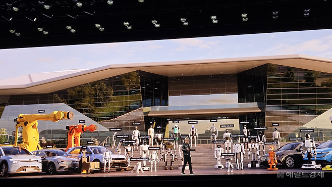 젠슨 황 엔비디아 CEO가 1일 ‘GTC 타이베이 2026’ 기조연설을 하며 로봇 생태계에 대해 설명하고 있다. 박지영 기자