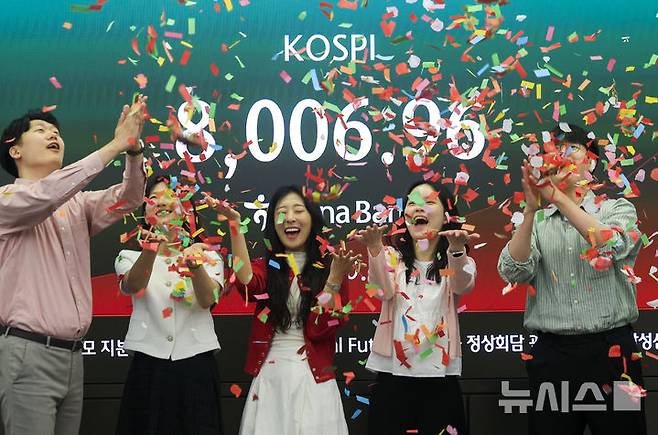 [서울=뉴시스] 정병혁 기자 = 코스피가 8000을 넘어선 15일 서울 중구 하나은행 딜링룸에서 직원들이 8000 돌파 세리머니를 하고 있다. 이날 코스피는 전 거래일(7981.41)보다 29.66포인트(0.37%) 하락한 7951.75에 개장해 8000을 넘어섰다. 2026.05.15. jhope@newsis.com