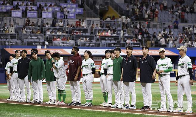 [서울=뉴시스] 정병혁 기자 = 21일 서울 구로구 고척스카이돔에서 열린 2026 KBO 리그 SSG 랜더스와 키움 히어로즈의 경기, 6-0으로 승리한 키움 선수들이 팬들에게 인사하고 있다. 2026.05.21. jhope@newsis.com