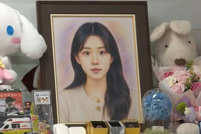 지난달 5일 광주에서 발생한 ‘묻지마 칼부림’ 사건 피해자 고(故) 이채원(17)양의 모습이 방 안에 놓여 있다. MBC 보도화면 캡처