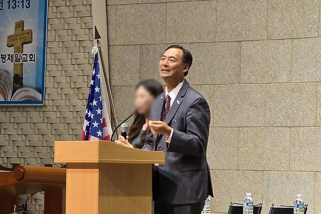 2025년 717일 모스 탄(한국명 단현명) 미국 리버티대 교수가 서울 은평구 진관동 은평제일교회에서 열린 예배에서 설교하고 있다. ⓒ연합뉴스