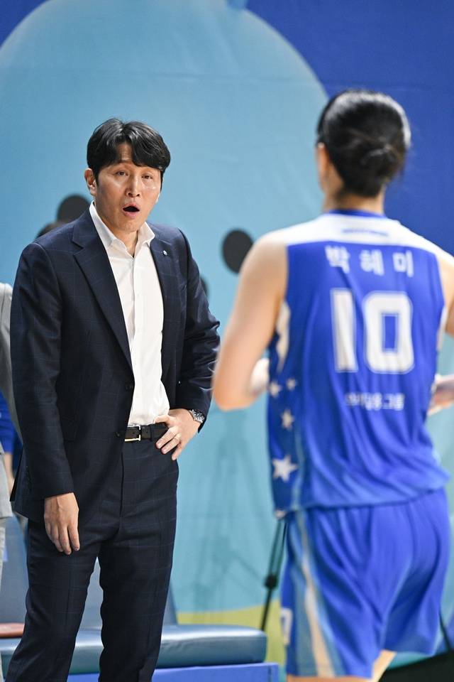 위성우 전 아산 우리은행 감독과 박혜미(오른쪽). /사진=WKBL 제공