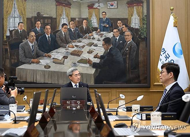 금통위 본회의 주재하는 신현송 한국은행 총재 (서울=연합뉴스) 신현송 한국은행 총재가 28일 서울 중구 한국은행에서 열린 금융통화위원회 본회의를 주재하고 있다. 2026.5.28 [사진공동취재단] photo@yna.co.kr