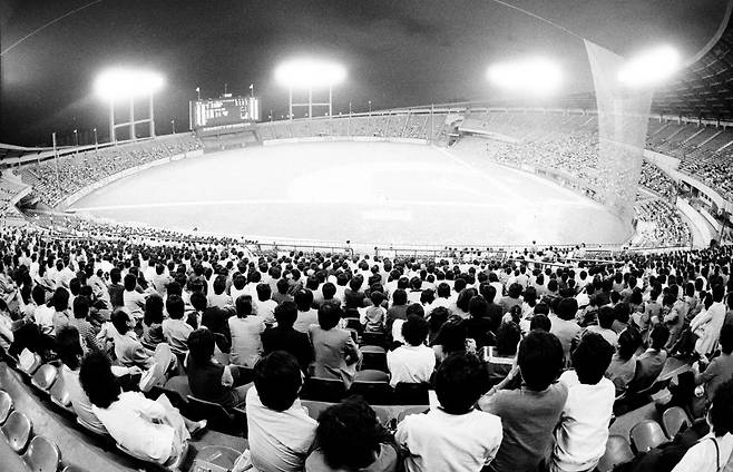1983년 잠실야구장에서 열린 첫 야간경기 [연합뉴스 자료사진]