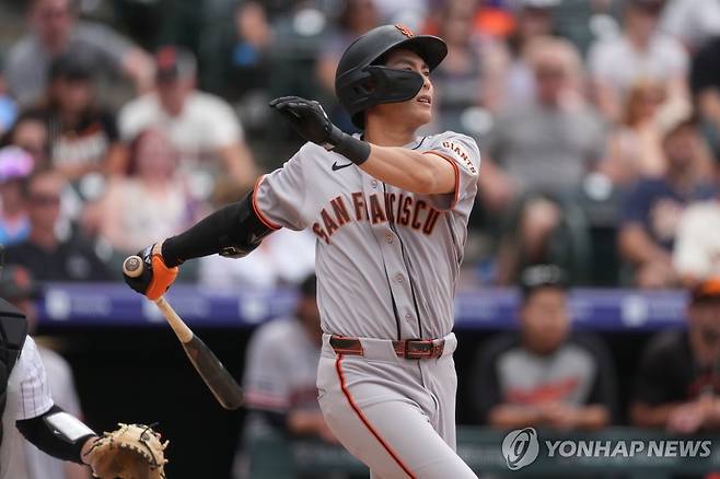 호쾌한 스윙으로 MLB서 첫 한 경기 5안타 친 이정후  [AP=연합뉴스]