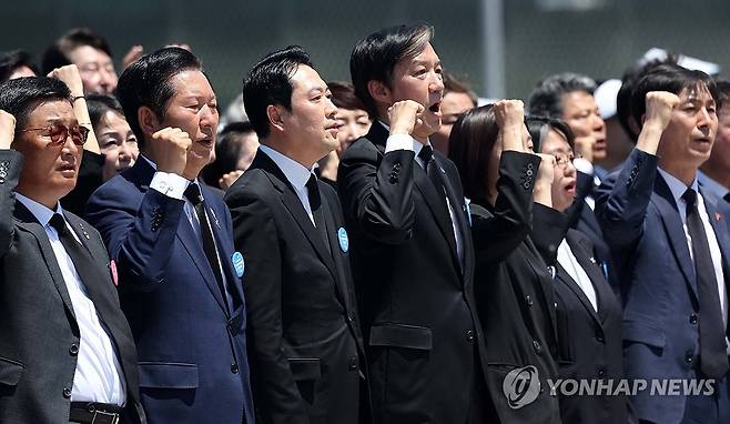 여야 대표들 (광주=연합뉴스) 김도훈 기자 = 더불어민주당 정청래 대표, 국민의힘 장동혁 대표, 조국혁신당 조국 대표, 진보당 김재연 대표, 기본소득당 용혜인 대표, 사회민주당 한창민 대표가 18일 광주 5·18 민주광장에서 열린 제46주년 5·18 민주화운동 기념식 임을 위한 행진곡을 제창하고 있다. 2026.5.18 [청와대통신사진기자단] superdoo82@yna.co.kr