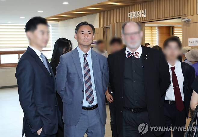 사전투표소 방문한 모스 탄 (평택=연합뉴스) 홍기원 기자 = '부정선거론자' 모스 탄(한국명 단현명) 미국 리버티대 교수가 29일 사전투표가 진행되고 있는 경기도 평택시 안중읍 행정복지센터를 방문하고 있다. 2026.5.29 [공동취재] xanadu@yna.co.kr