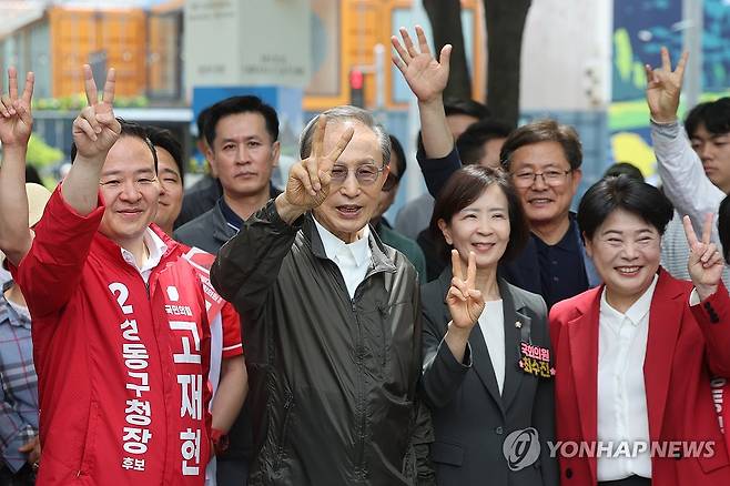 서울숲 방문한 이명박 전 대통령 (서울=연합뉴스) 박동주 기자 = 이명박 전 대통령이 1일 서울 성동구 서울숲을 방문해 국민의힘 후보 지원 유세에 나서며 포즈를 취하고 있다. 2026.6.1 pdj6635@yna.co.kr
