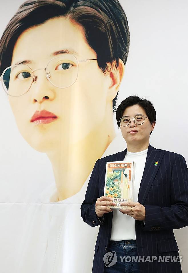 부커상 수상 대만작가 양솽쯔 내한 (서울=연합뉴스) 진연수 기자 = '2026 인터내셔널 부커상'을 수상한 대만 작가 양솽쯔가 1일 오후 서울 중구 스페이스에이드에서 열린 내한 기념 기자간담회에서 포즈를 취하고 있다. 2026.6.1 jin90@yna.co.kr
