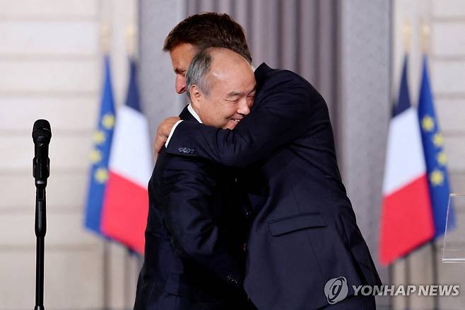 1일 엘리제궁에서 포옹한 마크롱 대통령(오른쪽)과 손정의 회장 [로이터=연합뉴스. 재판매 및 DB 금지]