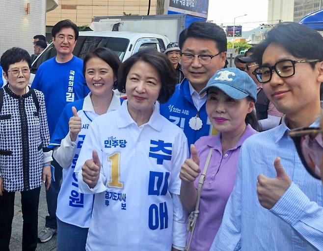 ▲더불어민주당 추미애 경기도지사 후보가 2일 오전 10시30분 의정부시 행복로에서 김원기 시장후보로부터 정책현안을 전달받고 거리에서 시민들과 기념사진을 찍고 있다. /이경주 기자 kjlee@incheonilbo.com