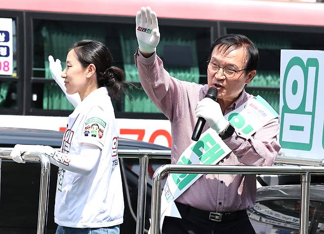 ▲ 임태희 경기도교육감 후보가 6·3지방선거 공식선거 운동 마지막날인 2일 오후 수원역 앞에서 차량들을 향해 지지를 호소 하고 있다./김철빈 기자 narodo@incheonilbo.com