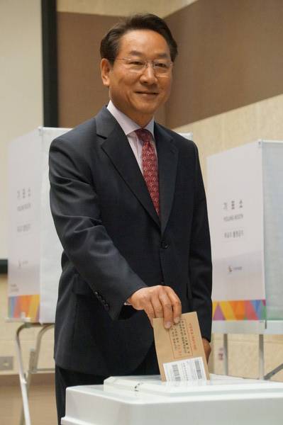 국민의힘 유정복 인천시장 후보가 사전투표 첫날인 29일 인천 미추홀구 주안1동 사전투표소를 찾아 한 표를 행사하고 있다. 2026.05.29 [경인방송DB]