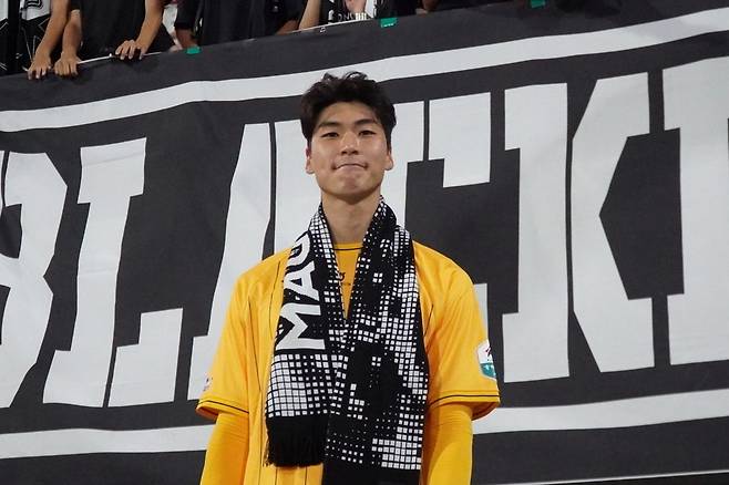 하나은행 K리그2 2026 14라운드 성남FC와 수원FC의 경기에서 성남 골문을 무실점으로 막아내며 팀의 무승부에 기여한 성남 골키퍼 정명제가 성남 팬이 뽑은 최고의 선수(MOM)에 선정됐다. <성남FC 제공>