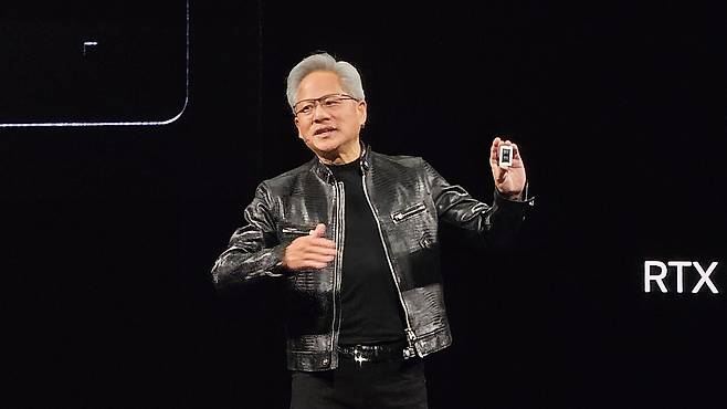 젠슨 황 엔비디아 최고경영자(CEO)가 1일(현지시간) 대만 타이베이 뮤직센터에서 열린 'GTC 타이베이' 기조연설에서 AI용 PC용 칩 N1X를 선보이고 있다. 연합뉴스
