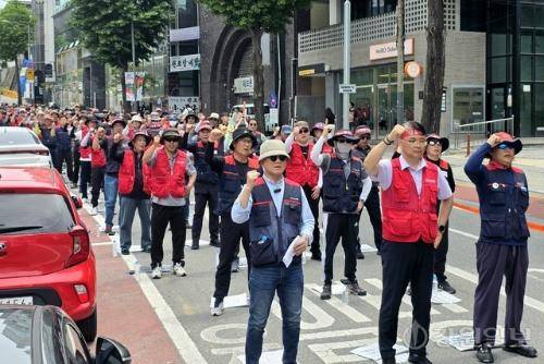 ◇춘천시민버스 노조는 1일 춘천시청 앞에서 임금 교섭 간 인상안 조정을 촉구하며 항의 집회를 개최했다.
