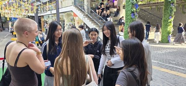 봉명중학교가 시행한 '전 학년 통합 수학여행 프로젝트'에서 1학년 모둠이 인사동 쌈지길에서 영어 수행평가 외국인 인터뷰를 하고 있는 모습.