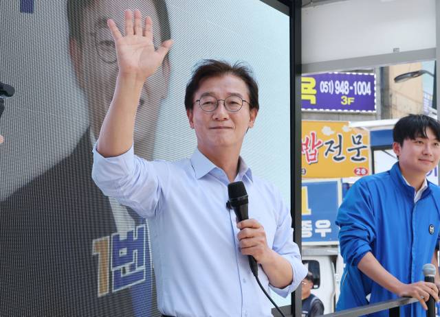 더불어민주당 전재수 부산시장 후보가 1일 오후 부산 동구 범일동에서 지지를 호소하고 있다. 정종회 기자 jjh@