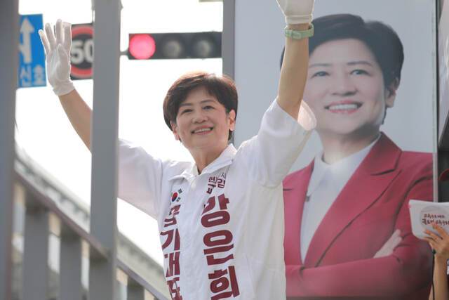 2일 강은희 대구시교육감 후보가 유세차량에 올라 시민들에게 지지를 호소하고 있다. 강은희 캠프 제공