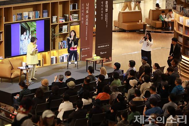 서울 코엑스 별마당도서관에서 호스피스 의료를 주제로 특강에 나선 나이토 이즈미 선생. 사진=도서출판 마음의숲. ⓒ제주의소리