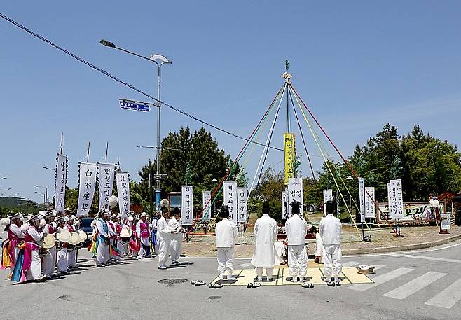 난장트기는 영광법성포 단오제 시작을 대내외에 알리는 상징적인 전통의식으로 지역사회의 화합과 한 해의 풍년, 어장의 풍어를 기원했다.<영광군 제공>