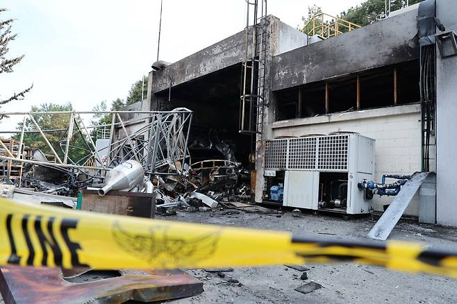 <YONHAP PHOTO-4938> 폭발 사고 발생한 한화에어로스페이스 대전사업장    (대전=연합뉴스) 이동해 기자 = 1일 폭발 사고가 발생한 대전 유성구 한화에어로스페이스 대전사업장. 이날 사고로 현재까지 5명이 숨지고 2명이 중경상을 입은 것으로 파악됐다. 2026.6.1 [공동취재]    eastsea@yna.co.kr/2026-06-01 18:06:38/<저작권자 ⓒ 1980-2026 ㈜연합뉴스. 무단 전재 재배포 금지, AI 학습 및 활용 금지>