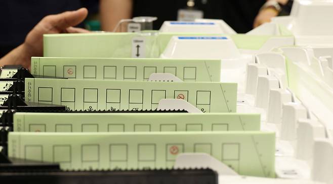 6·3 지방선거 본투표를 하루 앞둔 2일 서울 노원구 서울과학기술대학교 체육관에 마련된 중랑구 선거관리위원회 개표소에서 관계자들이 투표지분류기 최종 모의시험 및 점검을 하고 있다. 신태현 기자 holjjak@