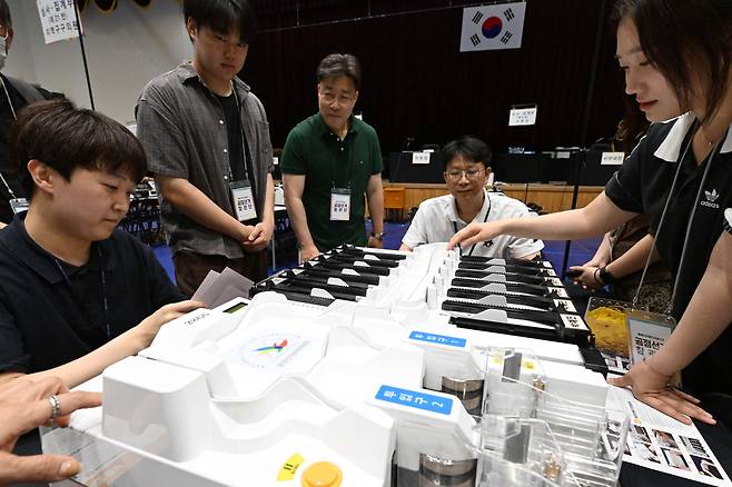 6·3 지방선거 본투표를 하루 앞둔 2일 서울 노원구 서울과학기술대학교 체육관에 마련된 중랑구 선거관리위원회 개표소에서 관계자들이 투표지분류기 최종 모의시험 및 점검을 하고 있다. 신태현 기자 holjjak@