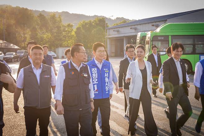 정원오 더불어민주당 서울시장 후보가 2일 서울 강서구 공영차고지에서 새벽 버스기사들과 이야기를 나누고 있다. (사진=정원오 후보 캠프)