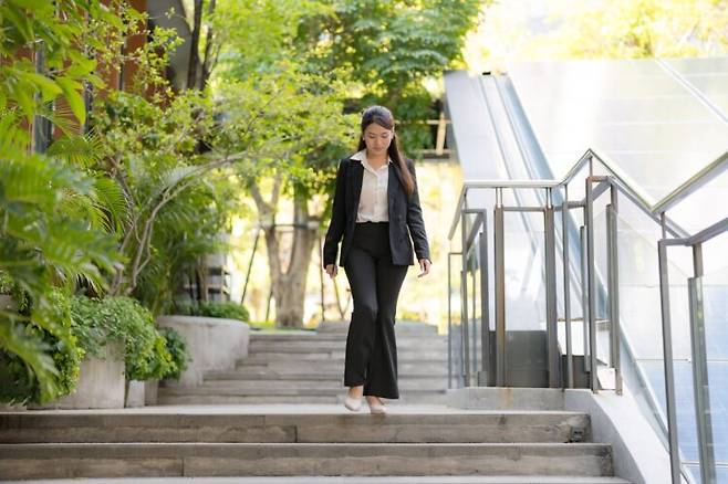 한 여성이 계단을 내려오고 있다. 몸은 땀을 통해 열을 내보내지만 실제 냉각은 땀이 증발하는 과정에서 이뤄진다. 사진=게티이미지뱅크