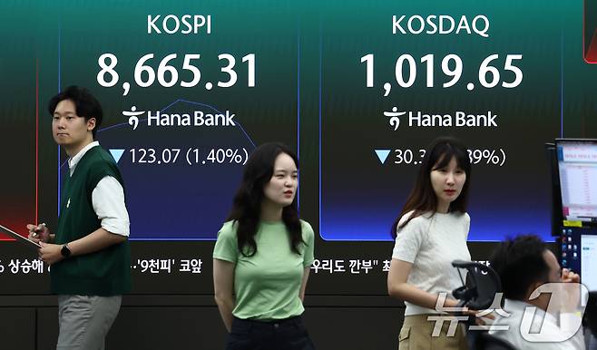 코스피가 전 거래일(8788.38)보다 94.81포인트(1.08%) 상승한 8883.19에 출발한 2일 오전 서울 중구 하나은행 본점 딜링룸 전광판에 코스피, 코스닥 지수가 나오고 있다. 2026.6.2 ⓒ 뉴스1 김민지 기자