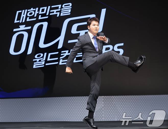 캐스터 전현무가 2일 서울 여의도 KBS 아트홀에서 열린 'KBS 2026 FIFA 북중미 월드컵' 제작발표회에 참석해 포즈를 취하고 있다. 2026.6.2 ⓒ 뉴스1 권현진 기자