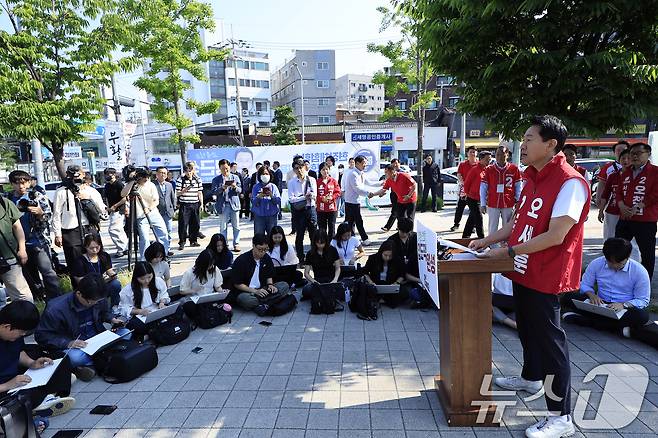 오세훈 국민의힘 서울시장 후보가 2일 오전 서울시 용산구 효창공원역 앞에서 대국민 호소문을 발표하고 있다. 2026.6.2 ⓒ 뉴스1 박정호 기자