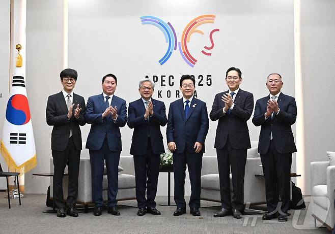 이재명 대통령이 31일 아시아태평양경제협력체(APEC) 정상회의가 열린 경주 화백컨벤션센터에서 젠슨 황 엔비디아 최고경영자가 접견에 앞서 국내 기업 대표들과 함께 기념촬영을 하고 있다. 왼쪽부터 이해진 네이버 이사회 의장, 최태원 SK그룹 회장, 젠슨 황 엔비디아 CEO, 이재명 대통령, 이재용 삼성전자 회장, 정의선 현대차그룹 회장. 2025.10.31 ⓒ 뉴스1 ⓒ AFP=뉴스1