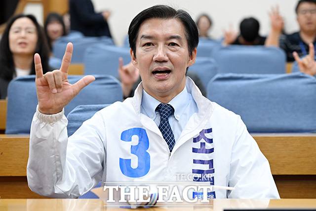 경기 평택을 국회의원 재선거에 출마한 조국 조국혁신당 후보가 연일 더불어민주당과의 합당론에 불을 지피고 있다. 다만 혁신당의 일방통행식 주장에 민주당이 공개적으로 선을 그으면서 양당의 합당 논의는 좀처럼 접점을 찾지 못하는 모양새다. 사진은 지난달 20일 국회 의원회관에서 열린 파란개비 선대위 승리의 파란 출정식에 참석해 구호를 외치고 있는 조 후보. /남용희 기자