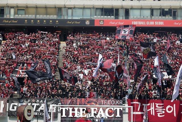 올 시즌 K리그1에서 가장 많은 관중을 유치한 구단에 주어지는 ‘풀 스타디움상’을 수상한 FC 서울 팬들의 응원 장면./K리그