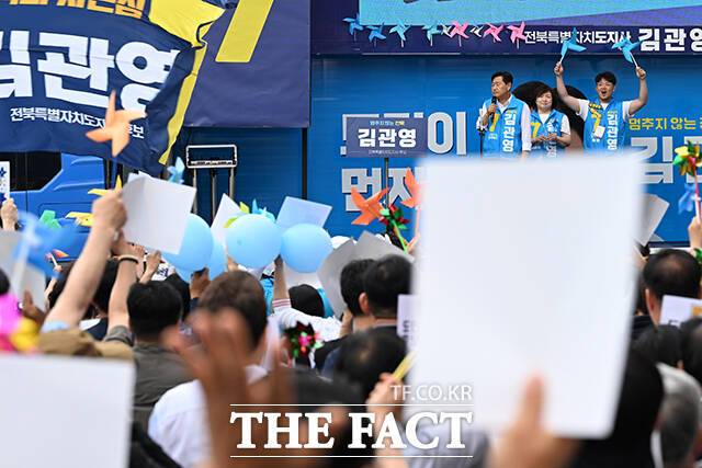 김관영 무소속 전북특별자치도지사 후보가 제9회 전국동시지방선거를 하루 앞둔 2일 오후 전북도 전주 덕진구 전북대학교 구정문 앞에서 시민들을 향해 지지를 호소하고 있다. /전주=김성렬 기자