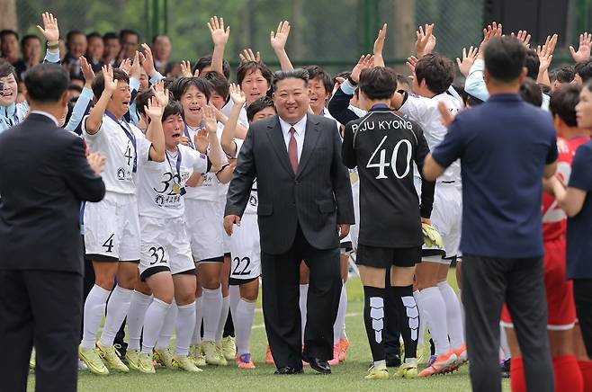 김정은 북한 국무위원장이 당 중앙간부학교 창립 80주년을 맞아 열린 2025-2026 아시아축구연맹 여자선수권보유자연맹전에서 우승한 내고향축구팀 시범경기에서 선수들을 격려했다고 북한 노동신문이 2일 보도했다. 선수들이 손을 들고 눈물을 흘리며 환호하는 모습이 공개됐다. /노동신문·뉴스1