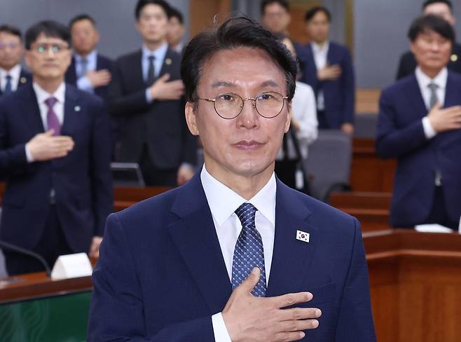 김민석 국무총리가 지난달 29일 오후 서울 종로구 정부서울청사 별관 국제회의장에서 국가기후위기대응위원회 전체회의를 주재하기 앞서 국민의례 하고 있다. 2026.05.29 서울=뉴시스