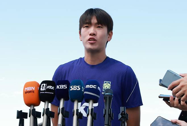 대한민국 축구대표팀 조위제가 1일(현지시간) 미국 유타주 헤리먼에 위치한 자이언스뱅크 트레이닝센터에서 훈련에 앞서 인터뷰를 하고 있다. 조위제는 지난 30일 열린 대한민국과 트리니다드 토바고의 평가전에서 부상당한 조유민의 빈자리를 대체한다. 2026.6.2 뉴스1