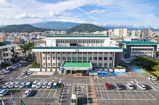 제주도청 전경. 6월 3일 선출되는 차기 제주도지사는 예산과 조직, 인허가, 중앙정부 협상권을 통해 제주 현안을 조정하고 도민 생활 변화를 이끌어야 한다. /사진=제주특별자치도 제공