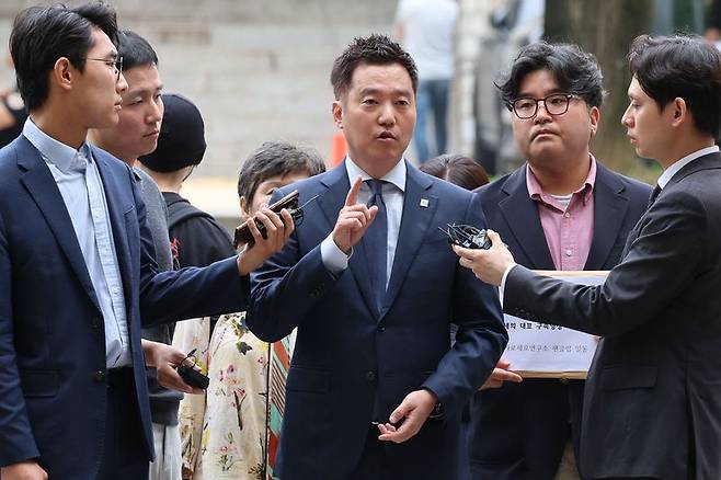 김세의 가로세로연구소 대표가 지난달 26일 서울 서초구 서울중앙지법에서 성폭력범죄의 처벌 등에 관한 특례법 위반(카메라 등 이용 촬영물 반포 등) 혐의로 구속 전 피의자 심문(영장실질심사)에 출석하며 취재진 질의에 답하고 있다. 뉴시스