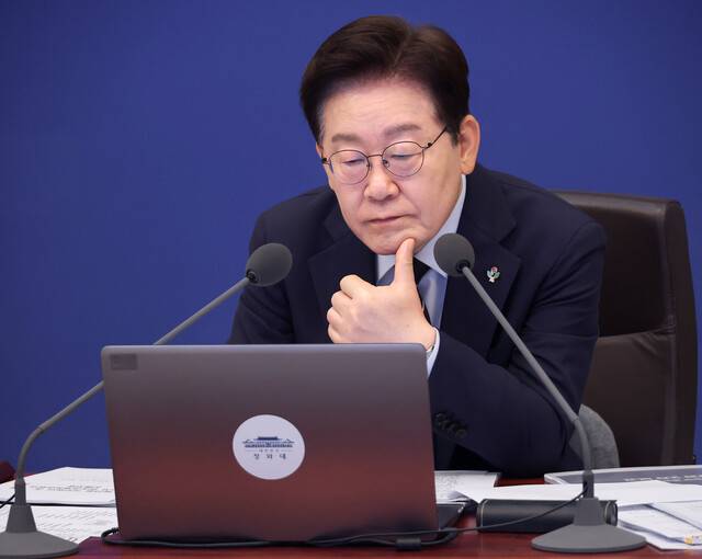 이재명 대통령이 2일 청와대에서 열린 국무회의 겸 비상경제점검회의에서 자료를 보고 있다. 연합뉴스